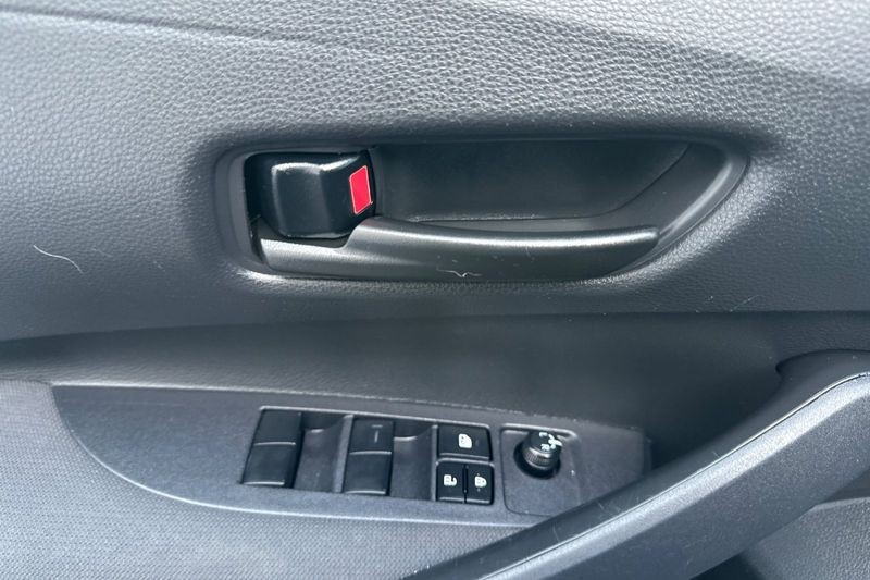 Toyota Corolla Vehicle Full-screen Gallery Image 11