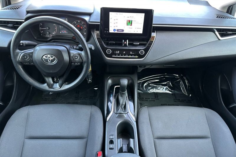 Toyota Corolla Vehicle Full-screen Gallery Image 13