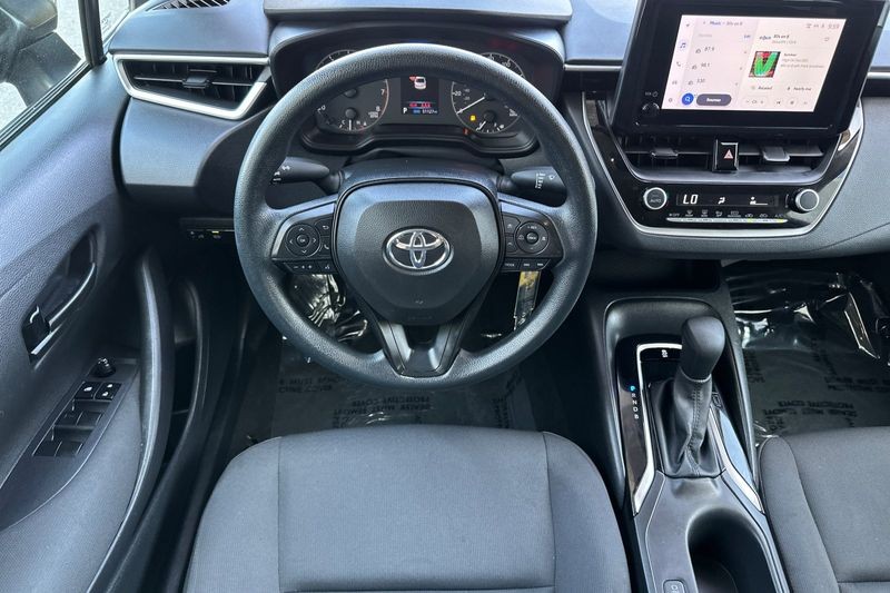 Toyota Corolla Vehicle Full-screen Gallery Image 14