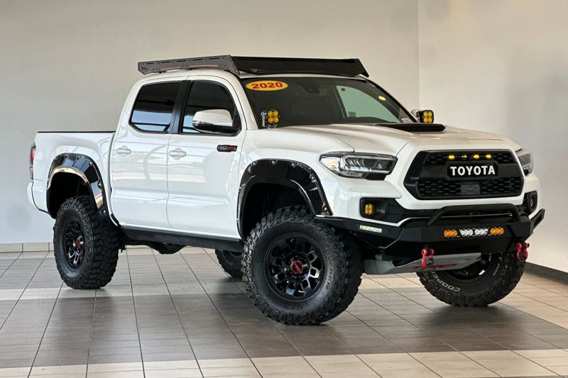 Toyota Tacoma 4WD Vehicle Full-screen Gallery Image 02