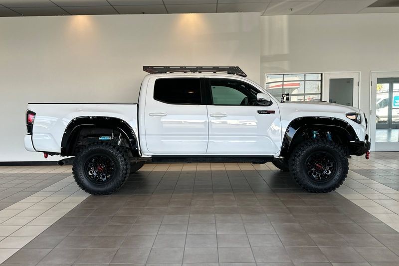 Toyota Tacoma 4WD Vehicle Full-screen Gallery Image 03