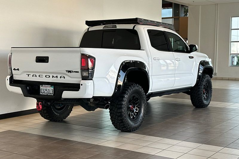 Toyota Tacoma 4WD Vehicle Full-screen Gallery Image 04