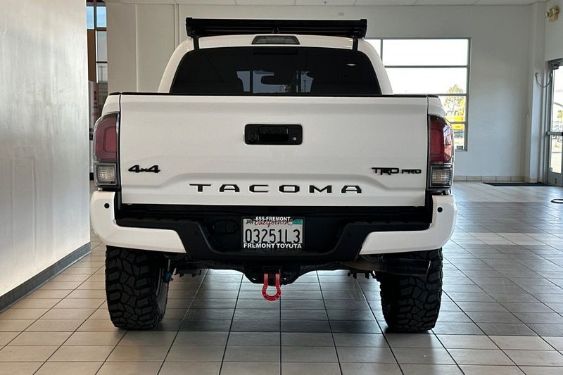 Toyota Tacoma 4WD Vehicle Full-screen Gallery Image 05