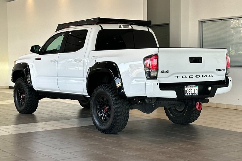 Toyota Tacoma 4WD Vehicle Full-screen Gallery Image 06