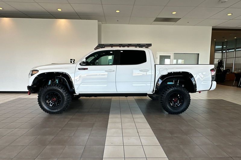 Toyota Tacoma 4WD Vehicle Full-screen Gallery Image 07