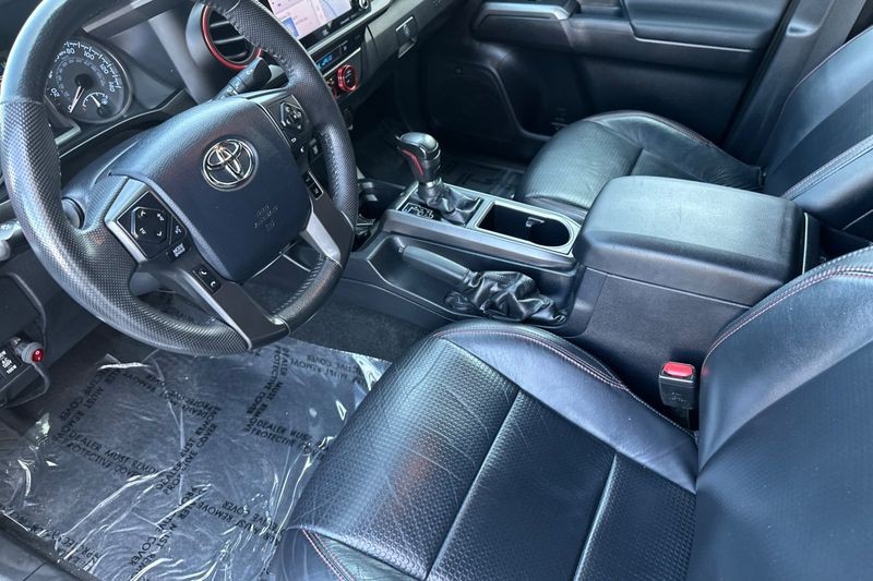 Toyota Tacoma 4WD Vehicle Full-screen Gallery Image 10