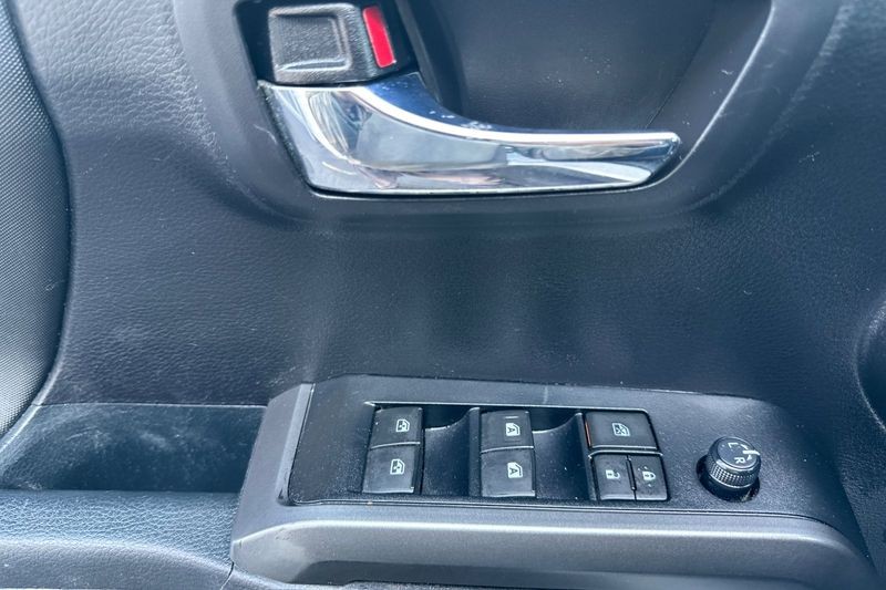 Toyota Tacoma 4WD Vehicle Full-screen Gallery Image 11