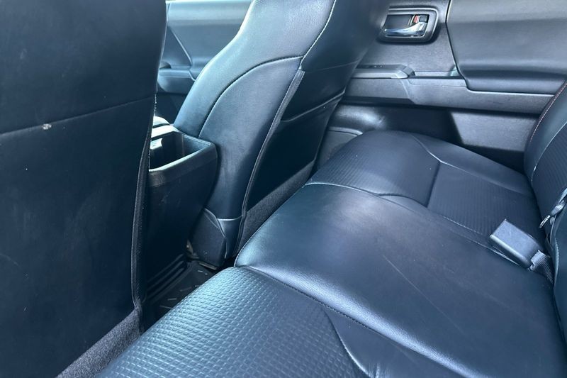 Toyota Tacoma 4WD Vehicle Full-screen Gallery Image 12