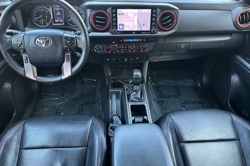 Toyota Tacoma 4WD Vehicle Full-screen Gallery Image 13