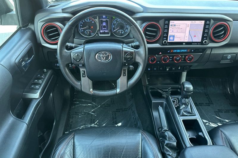 Toyota Tacoma 4WD Vehicle Full-screen Gallery Image 14