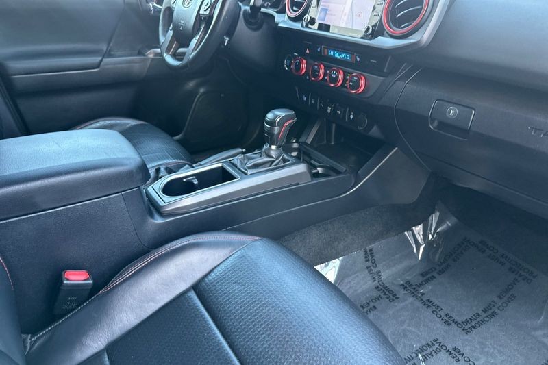 Toyota Tacoma 4WD Vehicle Full-screen Gallery Image 15