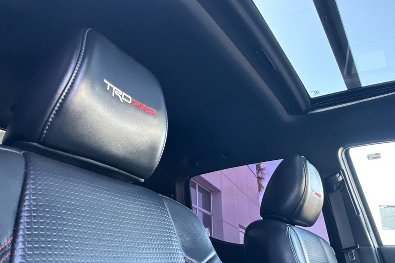 Toyota Tacoma 4WD Vehicle Full-screen Gallery Image 16