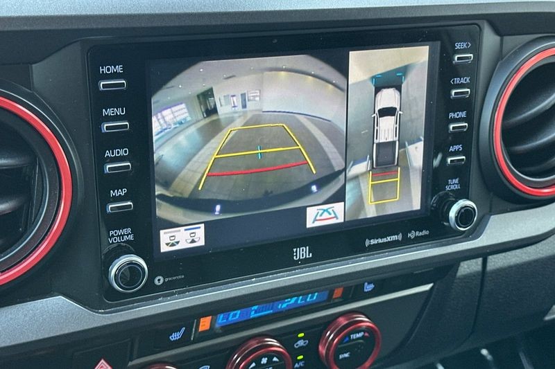 Toyota Tacoma 4WD Vehicle Full-screen Gallery Image 18