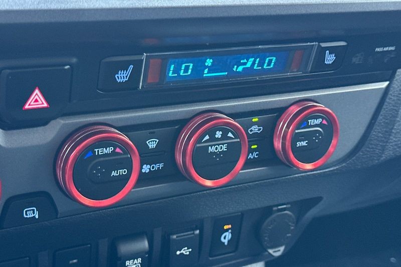Toyota Tacoma 4WD Vehicle Full-screen Gallery Image 19
