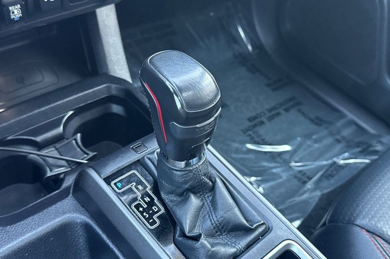 Toyota Tacoma 4WD Vehicle Full-screen Gallery Image 20
