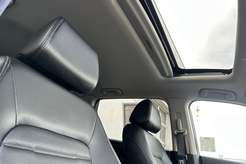 Honda CR-V Vehicle Full-screen Gallery Image 17