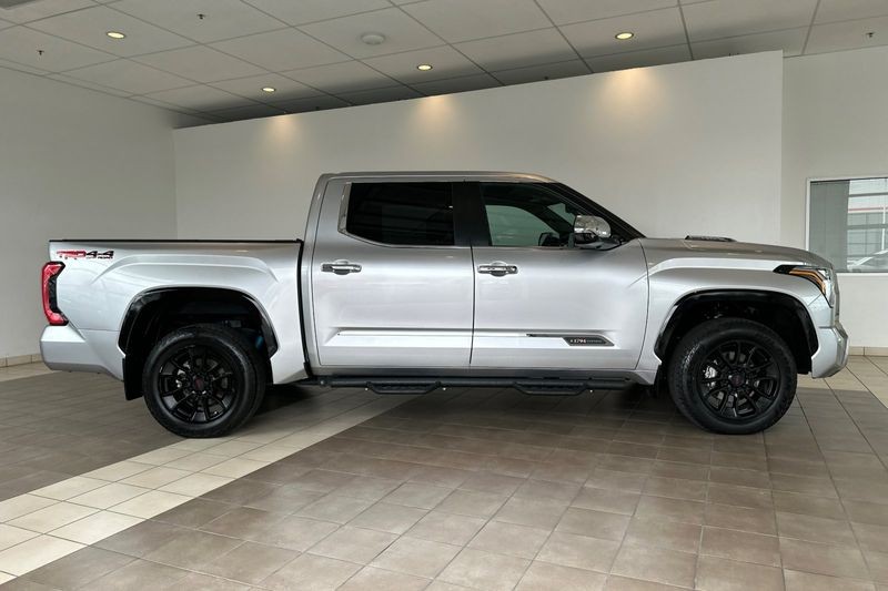Toyota Tundra 4WD Vehicle Full-screen Gallery Image 03