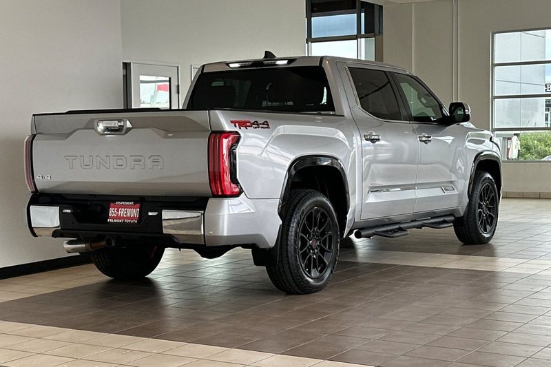 Toyota Tundra 4WD Vehicle Full-screen Gallery Image 04