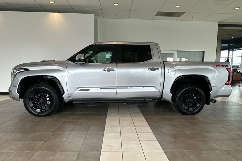 Toyota Tundra 4WD Vehicle Full-screen Gallery Image 07