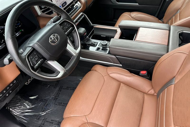 Toyota Tundra 4WD Vehicle Full-screen Gallery Image 10