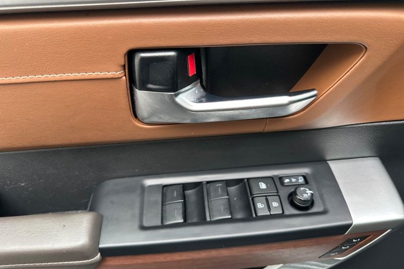 Toyota Tundra 4WD Vehicle Full-screen Gallery Image 11