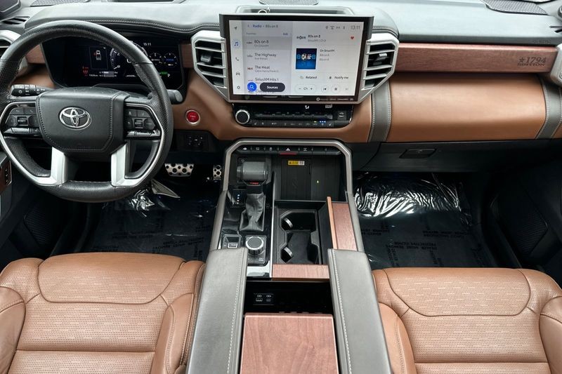Toyota Tundra 4WD Vehicle Full-screen Gallery Image 13