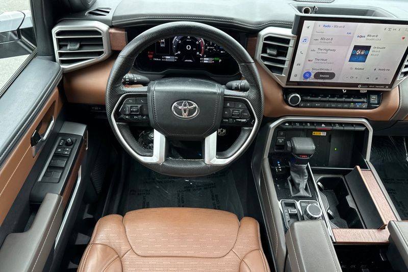 Toyota Tundra 4WD Vehicle Full-screen Gallery Image 14
