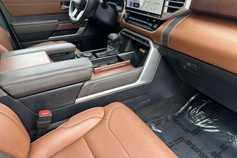 Toyota Tundra 4WD Vehicle Full-screen Gallery Image 15