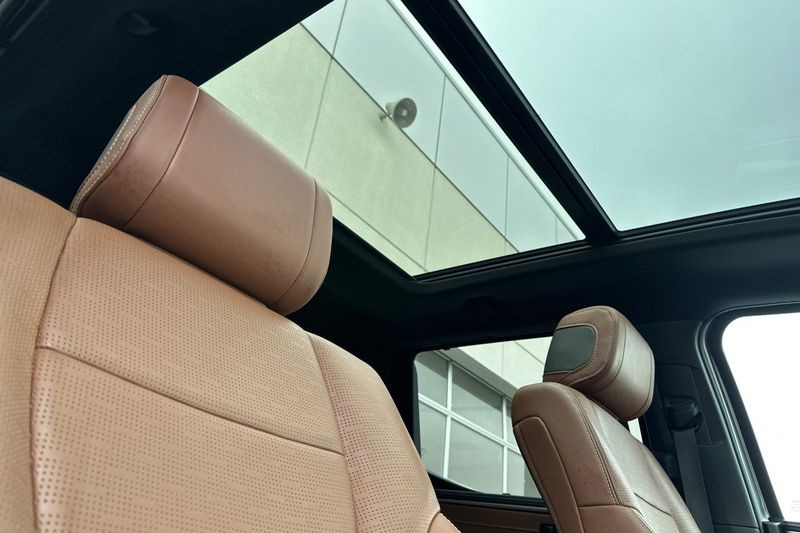 Toyota Tundra 4WD Vehicle Full-screen Gallery Image 16