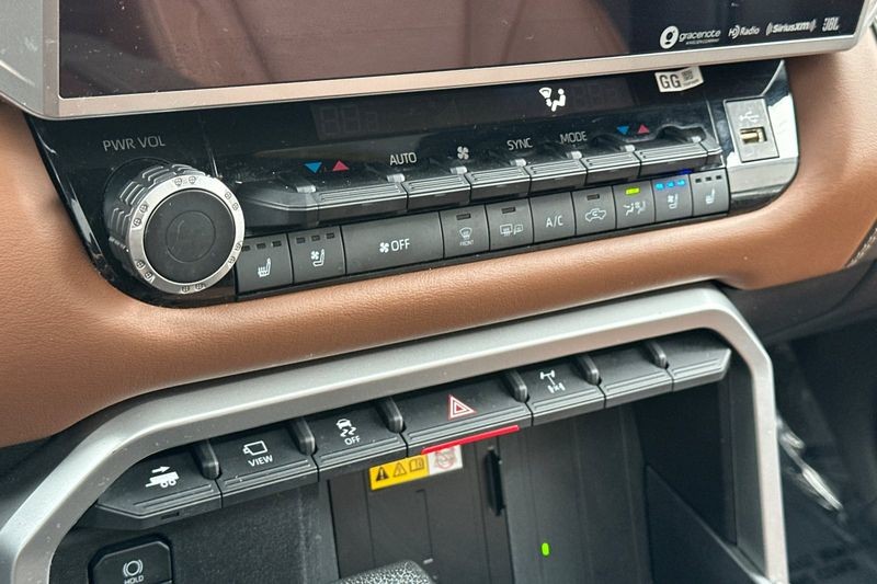 Toyota Tundra 4WD Vehicle Full-screen Gallery Image 19