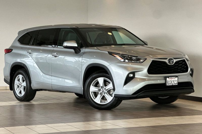 Toyota Highlander Vehicle Full-screen Gallery Image 02