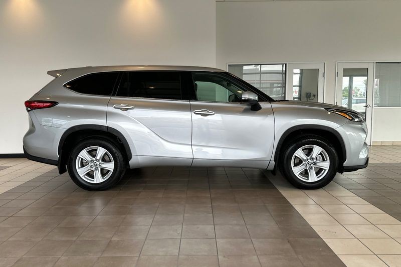 Toyota Highlander Vehicle Full-screen Gallery Image 03