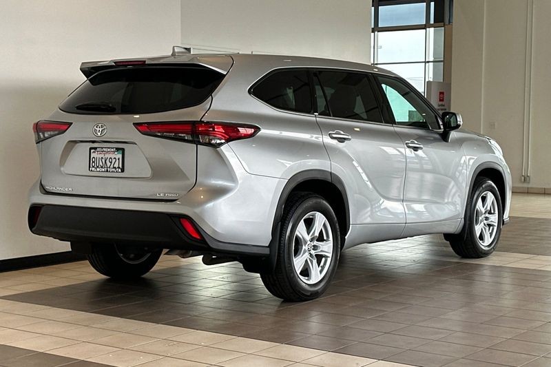 Toyota Highlander Vehicle Full-screen Gallery Image 04