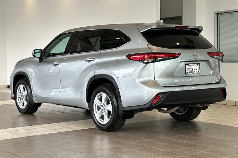 Toyota Highlander Vehicle Full-screen Gallery Image 06