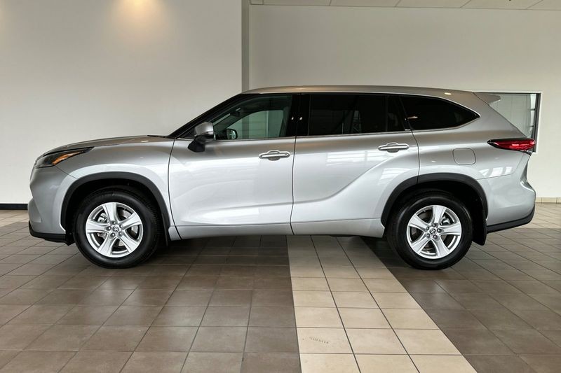 Toyota Highlander Vehicle Full-screen Gallery Image 07