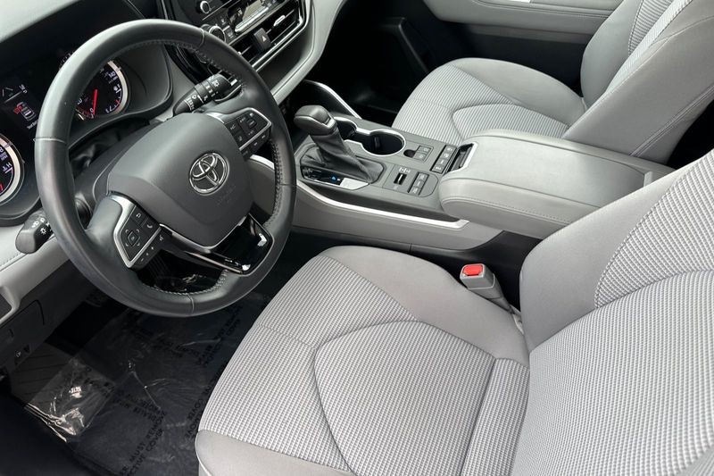 Toyota Highlander Vehicle Full-screen Gallery Image 10