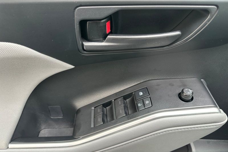 Toyota Highlander Vehicle Full-screen Gallery Image 11