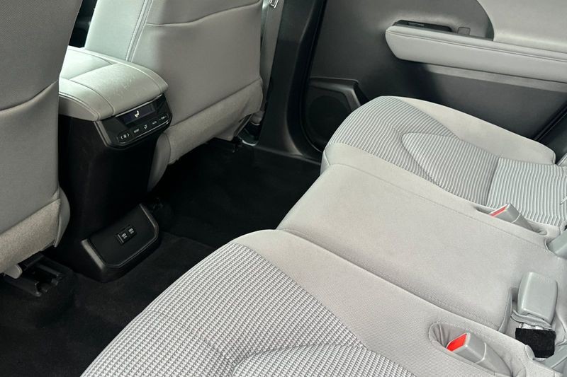 Toyota Highlander Vehicle Full-screen Gallery Image 12