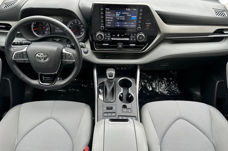 Toyota Highlander Vehicle Full-screen Gallery Image 13