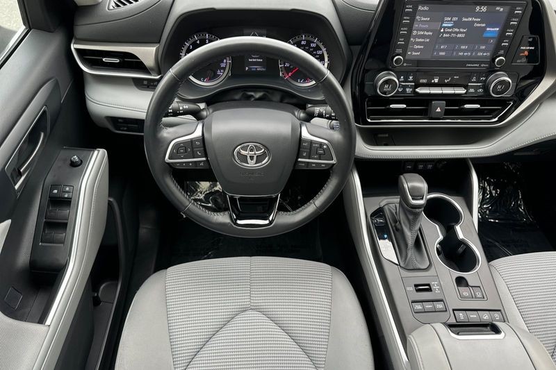 Toyota Highlander Vehicle Full-screen Gallery Image 14