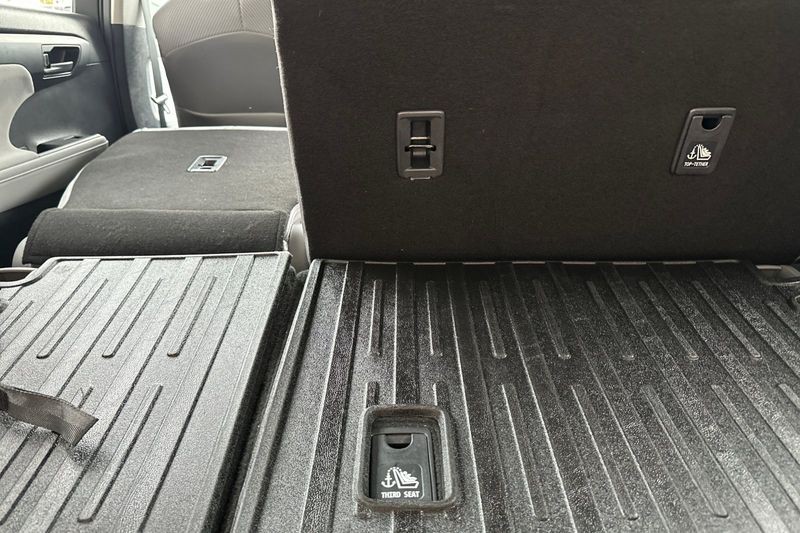 Toyota Highlander Vehicle Full-screen Gallery Image 15