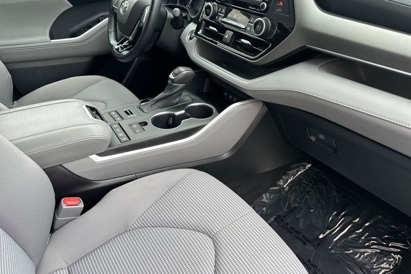 Toyota Highlander Vehicle Full-screen Gallery Image 16