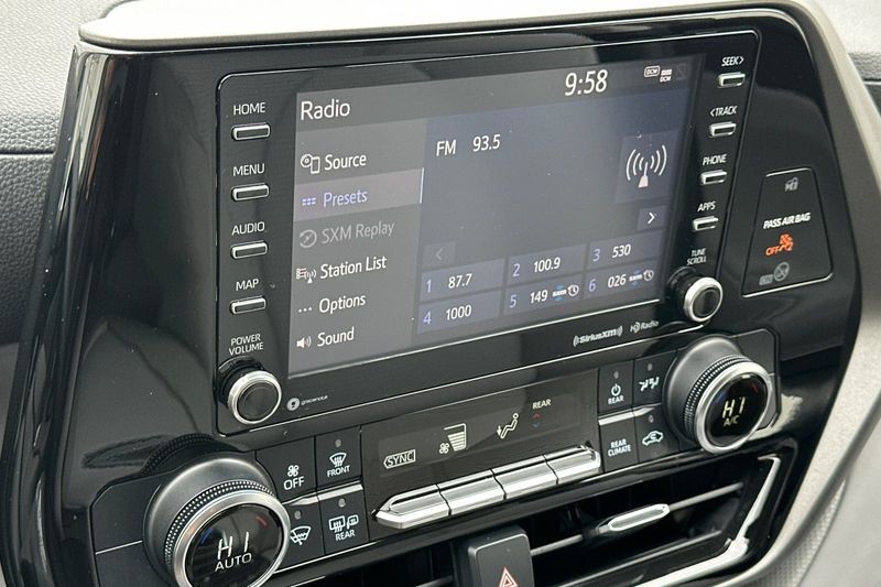 Toyota Highlander Vehicle Full-screen Gallery Image 18