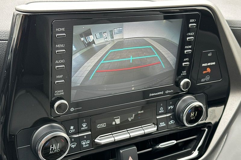 Toyota Highlander Vehicle Full-screen Gallery Image 19