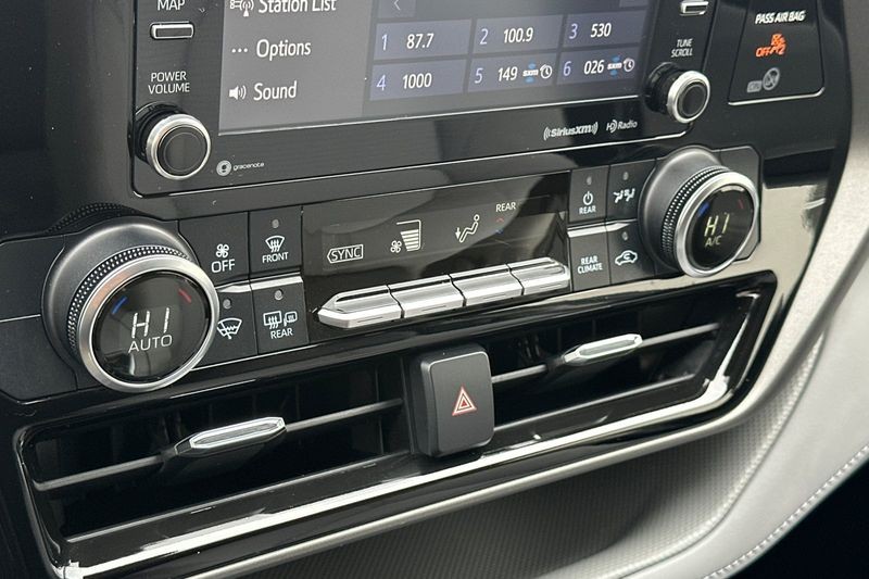 Toyota Highlander Vehicle Full-screen Gallery Image 20
