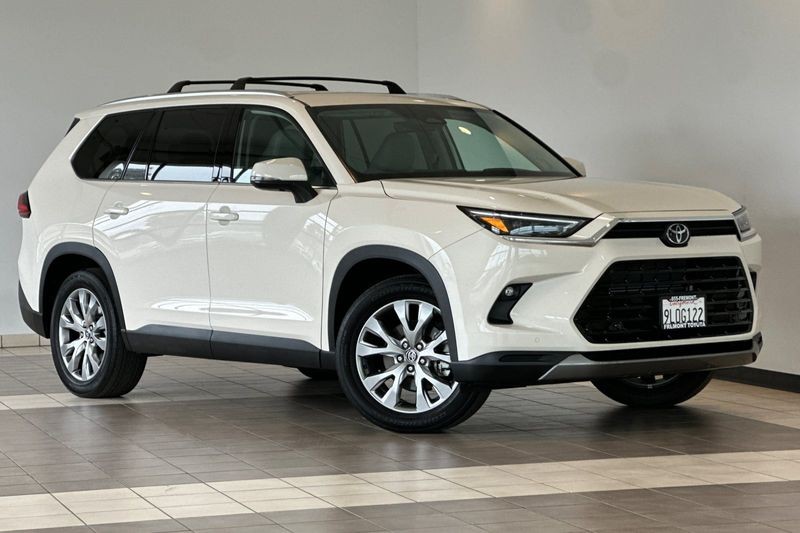 Toyota Grand Highlander Vehicle Full-screen Gallery Image 02