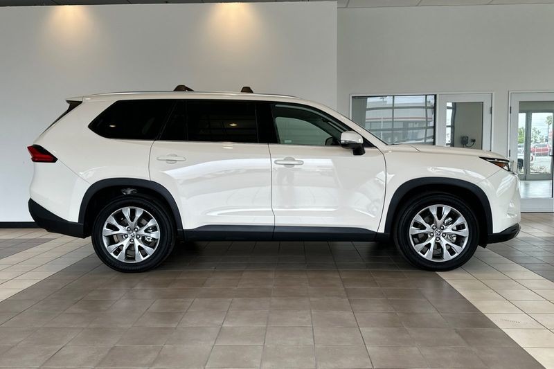 Toyota Grand Highlander Vehicle Full-screen Gallery Image 03