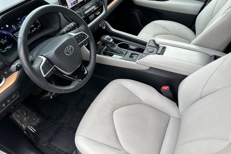 Toyota Grand Highlander Vehicle Full-screen Gallery Image 10
