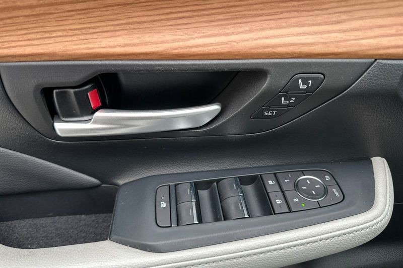 Toyota Grand Highlander Vehicle Full-screen Gallery Image 11