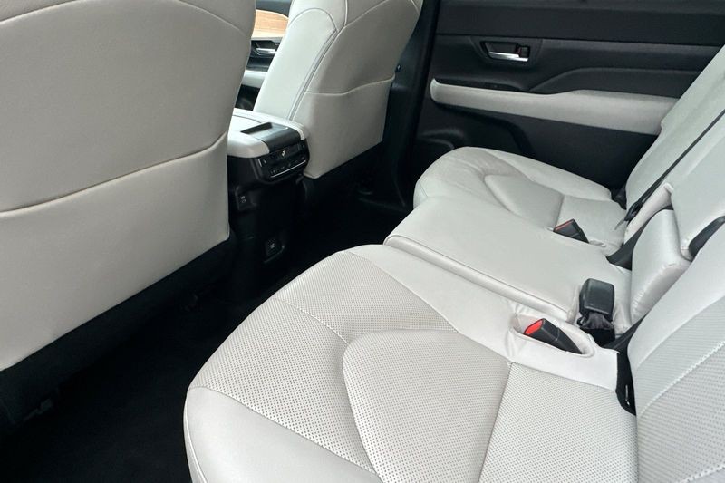 Toyota Grand Highlander Vehicle Full-screen Gallery Image 12